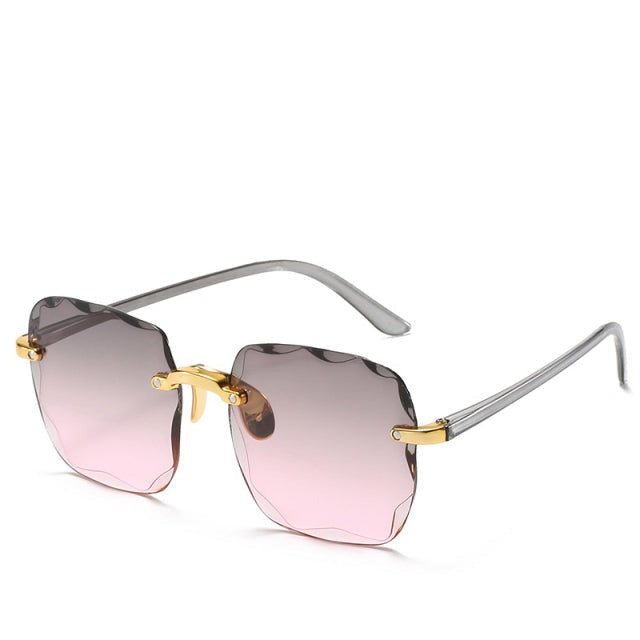 Modieuze randloze zonnebril voor dames, biedt UV400-bescherming. Trendy vintage look voor elke outfit.