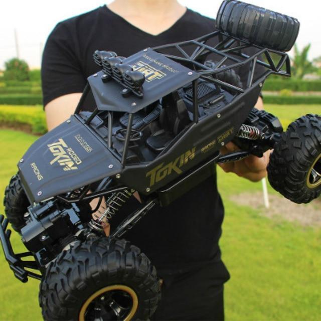 Krachtige RC monstertruck 4x4 in actie, rijdend offroad. Perfect buitenspeelgoed voor avontuurlijk plezier.
