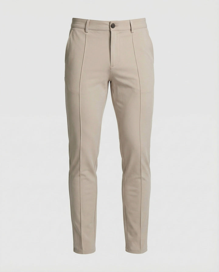 Detailfoto van een heren slim fit chino broek, benadrukt de pasvorm en afwerking. Perfect voor smart casual outfits.