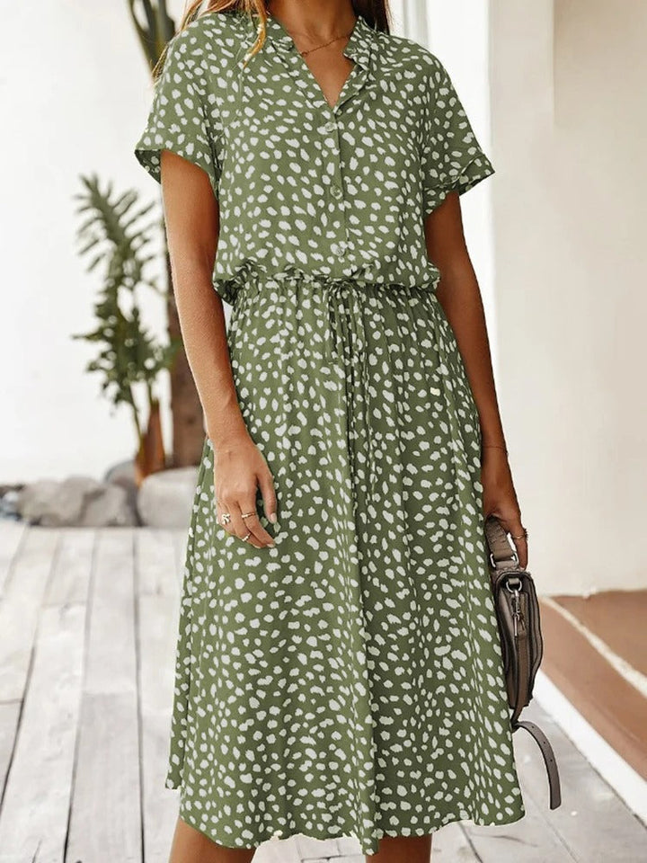Dames casual midi-jurk met vrolijke print, perfect voor strand of stad in de zomer.