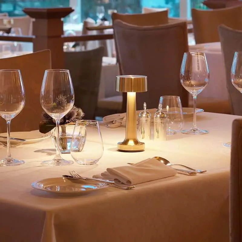 Elegante binnenverlichting: dimbare LED tafellamp SleekGlow voor een luxueuze ambiance.