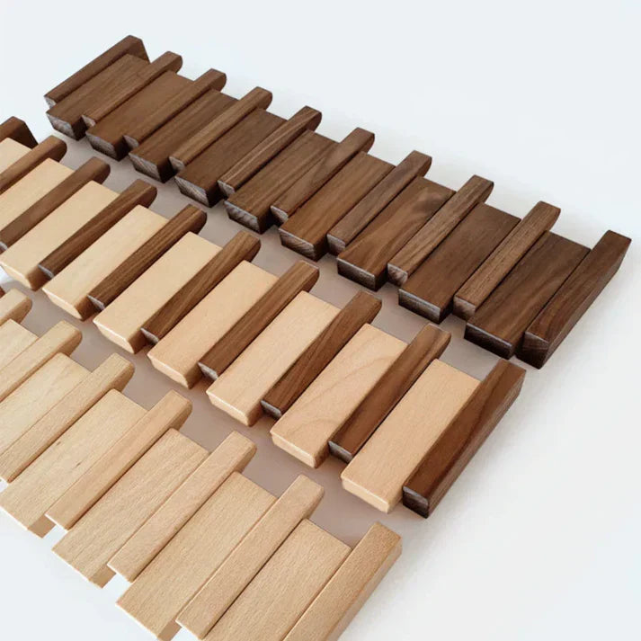 Stijlvolle houten wandkapstok met muzikaal design, een duurzame oplossing voor opbergen in de hal.