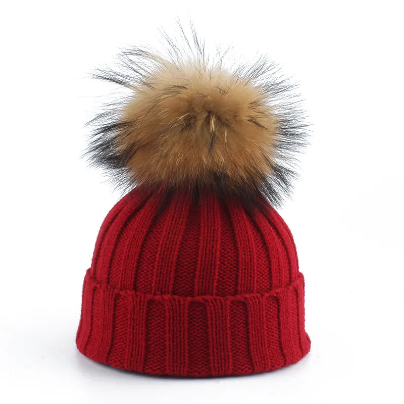 Robuuste dames wintermuts, gebreid met fijne textuur, voor warmte en stijl.