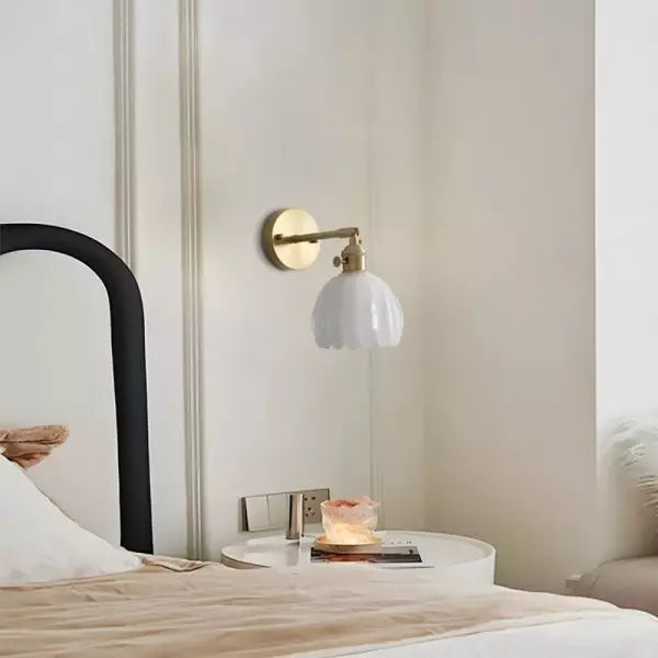 Unieke tulp wandlamp van glas, brengt een vintage en gezellige sfeer in je interieur.