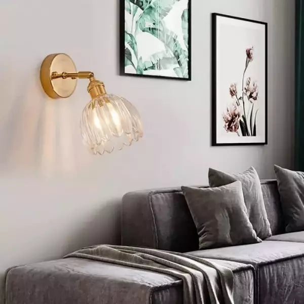 Tulpvormige retro wandlamp van opaalglas en messing, voor een klassieke sfeer.