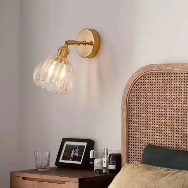 Decoratieve retro wandlamp met delicaat tulpvormig glas, creëert een warme ambiance.