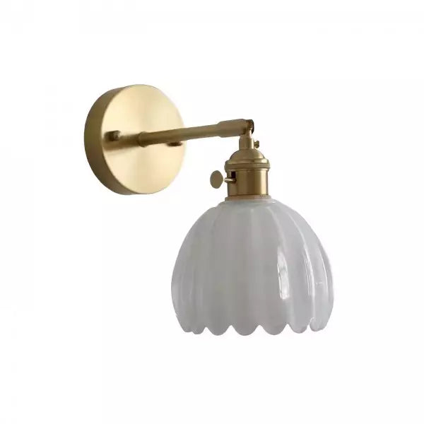 Vintage wandlamp: tulpvormig glas en solide metaal, perfect voor een nostalgische sfeer.