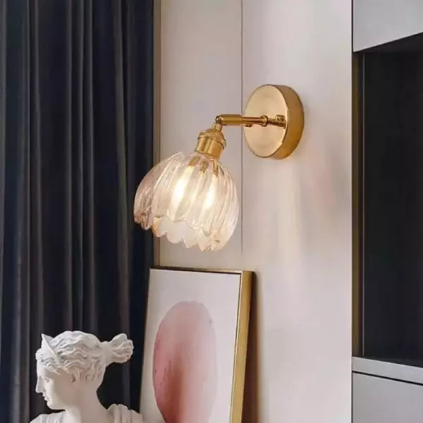 Glazen tulp wandlamp in retro stijl, een eyecatcher voor je vintage interieur.