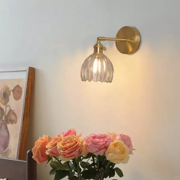 Vintage tulpvormige wandlamp van glas en metaal, perfect als sfeerlicht in elke ruimte.