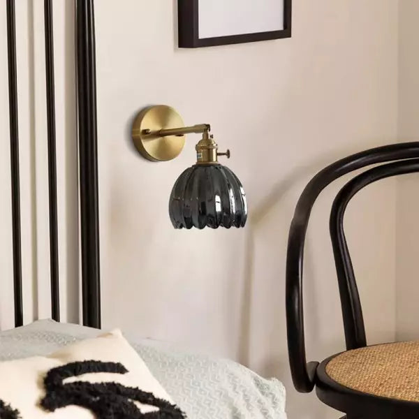 Antieke look tulp wandlamp met frosted glazen bloem, een uniek sfeerlicht.