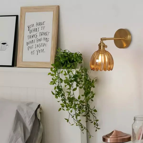 Sfeervolle vintage wandlamp met glazen tulp, geeft zacht licht en een unieke touch.