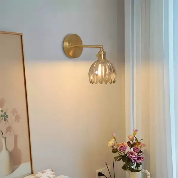 Elegante retro wandlamp met tulp design en melkglazen kap, voor warme verlichting.