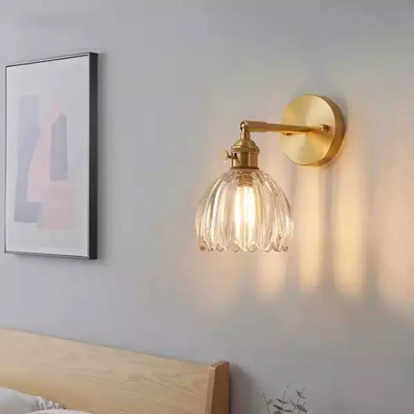 Glazen tulp wandlamp voor de liefhebber van vintage en sfeervolle retro verlichting.