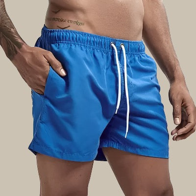 Heren sneldrogende zwembroek met elastische taille. Praktische strandkleding voor actieve mannen.