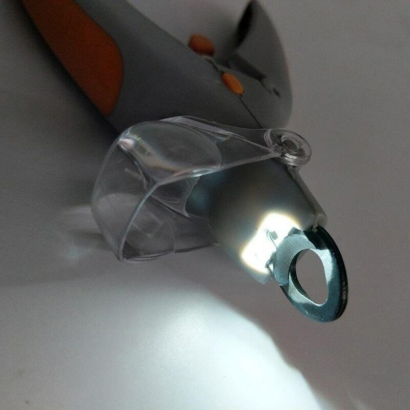 Close-up van de LED nagelknipper voor honden en katten, toont scherp mes en ingebouwd LED-licht voor zichtbaarheid.
