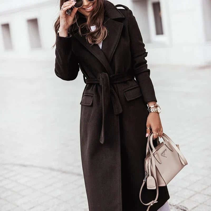 Trendy khaki dames winterjas Esmé. Modieuze casual jas met comfortabele pasvorm voor koude dagen.