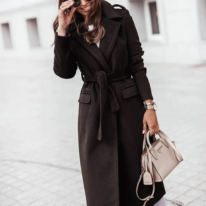 Trendy khaki dames winterjas Esmé. Modieuze casual jas met comfortabele pasvorm voor koude dagen.