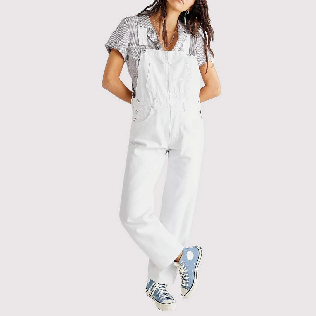 Modieuze dames overall van spijkerstof met relaxte pasvorm en handige zakken, ideaal voor een stijlvolle look.