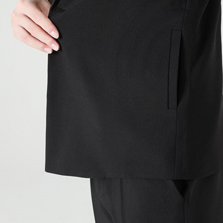 Trendy zwarte tweedelige heren outfit met jas en pantalon; een moderne casual set.