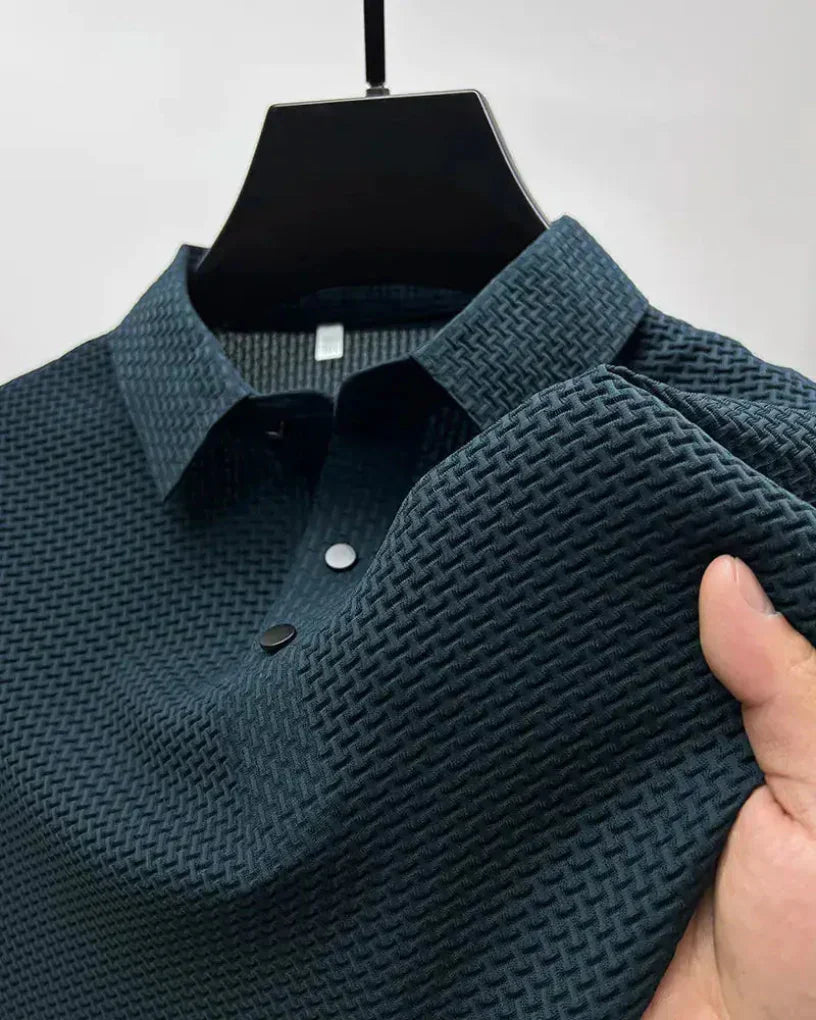 Comfortabel heren poloshirt, een essentieel kledingstuk voor zomermode. Elegant en modern voor elke man.