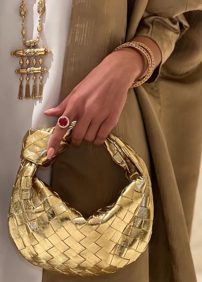 Handgeweven dames minitas, stijlvol & veelzijdig accessoire, perfect voor elke gelegenheid.