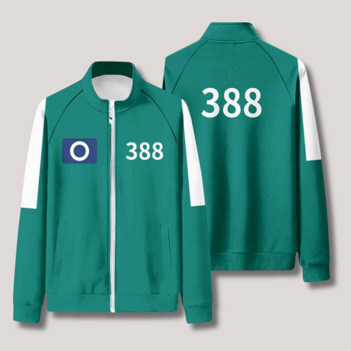 Model draagt Squid Game kostuum, groen trainingspak met nummer, ideaal voor cosplay en verkleedfeestjes.