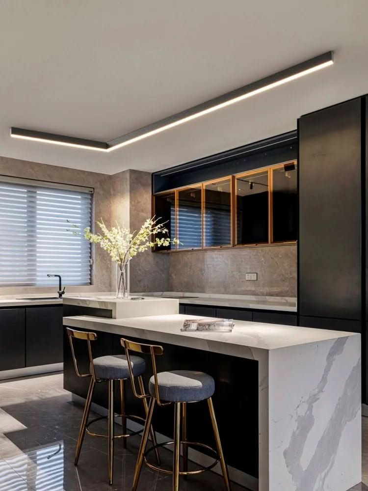 Heldere LED plafondlamp met dimfunctie, aanpasbaar voor werk, ontspanning of sfeer.