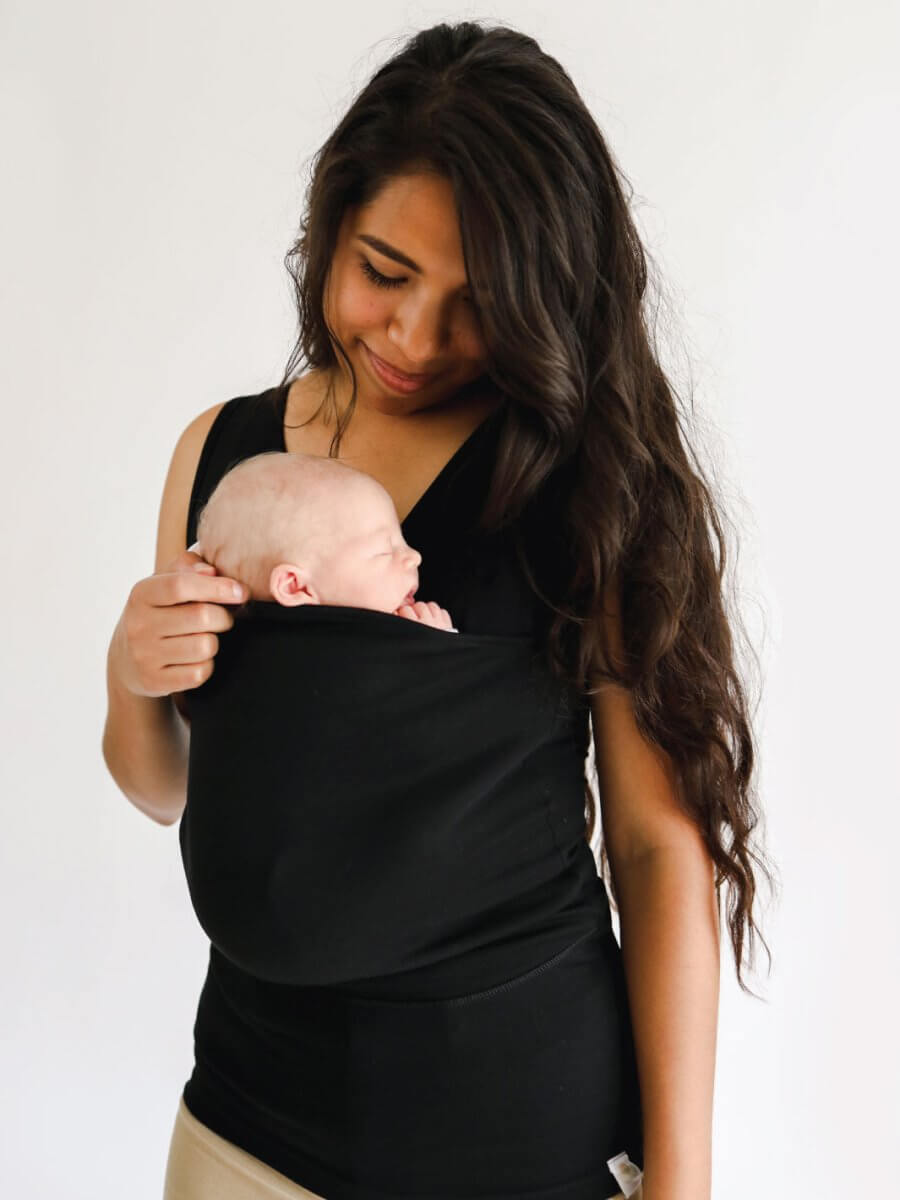 Zwarte SANDSBERGORIGINALS draagsweater voor ouders. Stijlvol en ergonomisch, voor handsfree baby dragen.