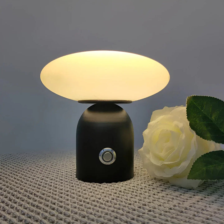 Oplaadbare zwarte paddenstoellamp, draadloos en touch bedienbaar. Perfect als Scandinavische tafellamp voor sfeer.