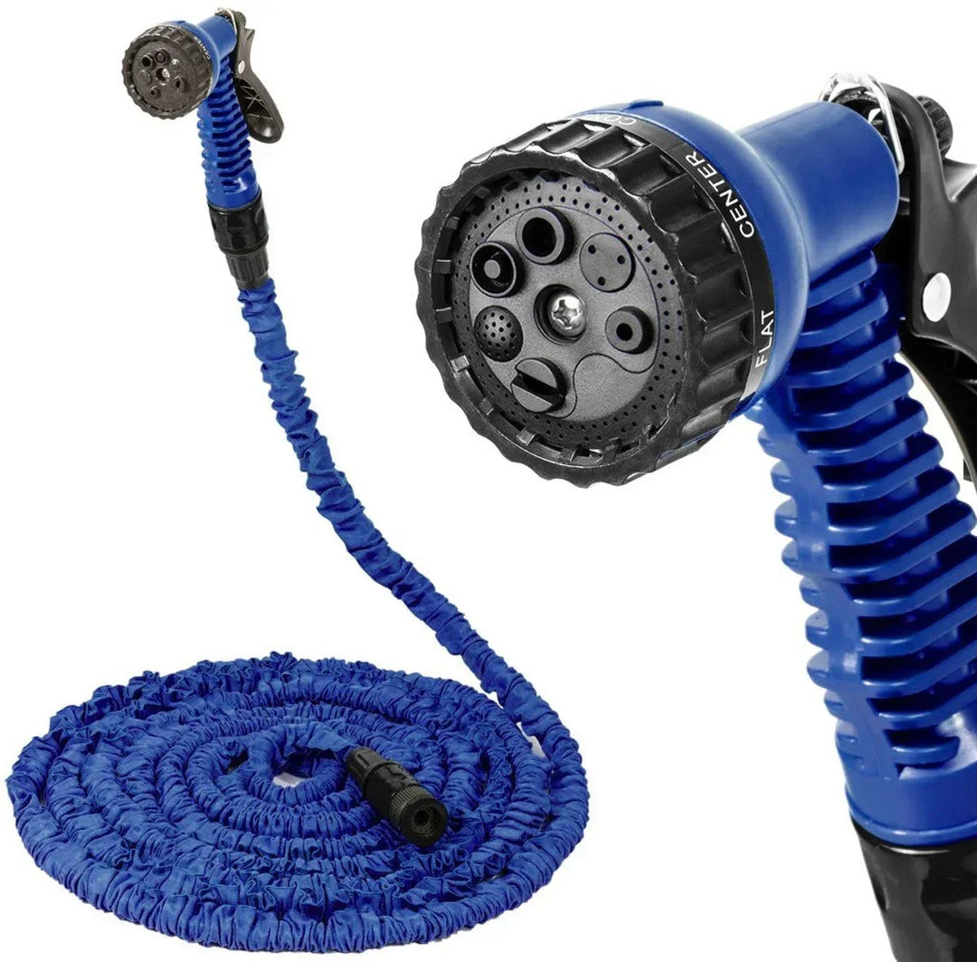 De FlexaFlow tuinslang in actie, water gevend aan een tuinbed. Knikvrij en flexibel in gebruik.
