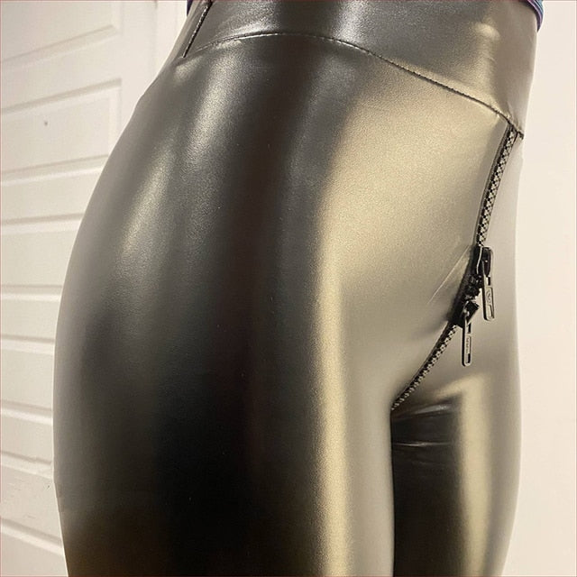 Comfortabele slimfit damesbroek van mat imitatieleer met ritssluiting achter. Zwart, stijlvol en stretch.
