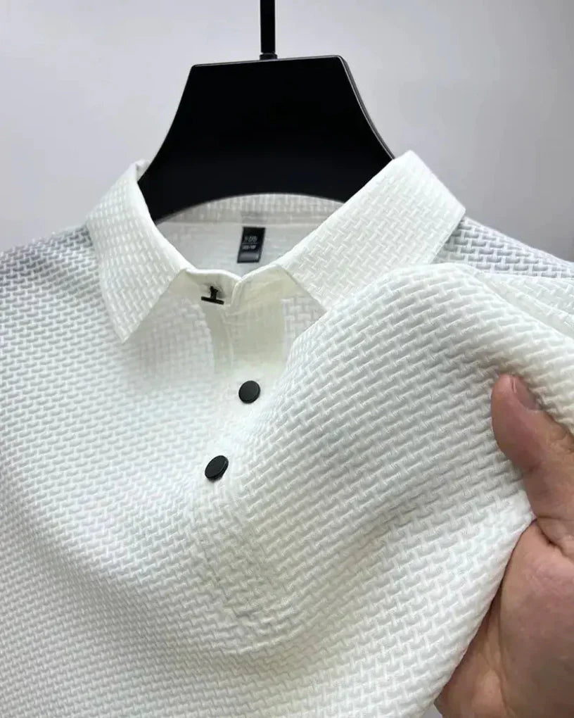 Detail van een modern heren poloshirt: stijlvolle kraag en comfortabele stof, perfect voor elke gelegenheid.
