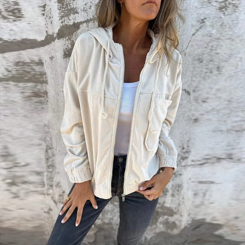 Nieuwe casual dames capuchonjas, met ritssluiting. Stijlvolle en comfortabele vrouwenkleding voor buiten.
