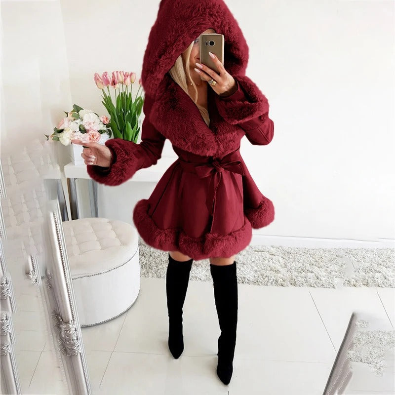 Rugdetail van de comfortabele dames winterjas, toont de elegante snit en warme gevoerde buitenkleding voor vrouwen.