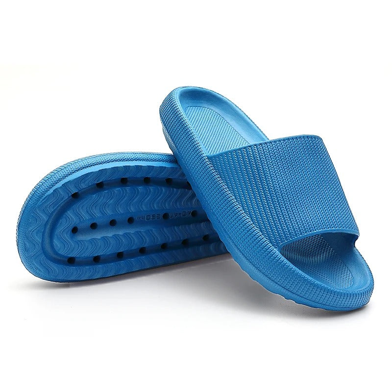 Duurzame CozyCloud huisslippers, unisex, met antislipzool voor veilige stappen thuis.