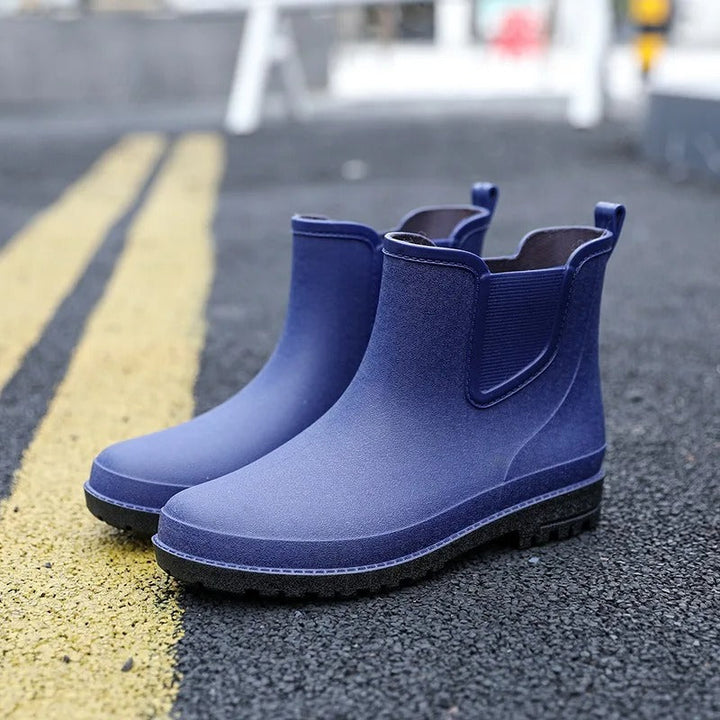 Stijlvolle waterdichte heren regenlaarzen, halfhoog model, perfect voor buiten. Verkrijgbaar in zwart, blauw, groen.
