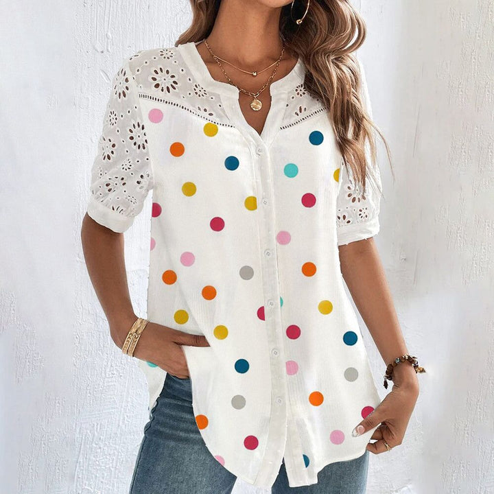 Luchtige damesblouse met vrolijke, speelse print. Brengt een zomerse sfeer in je garderobe.