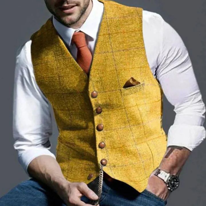 Man draagt tijdloos vintage herenvest, gelaagd over overhemd, voor een elegante semi-formele casual chic look.