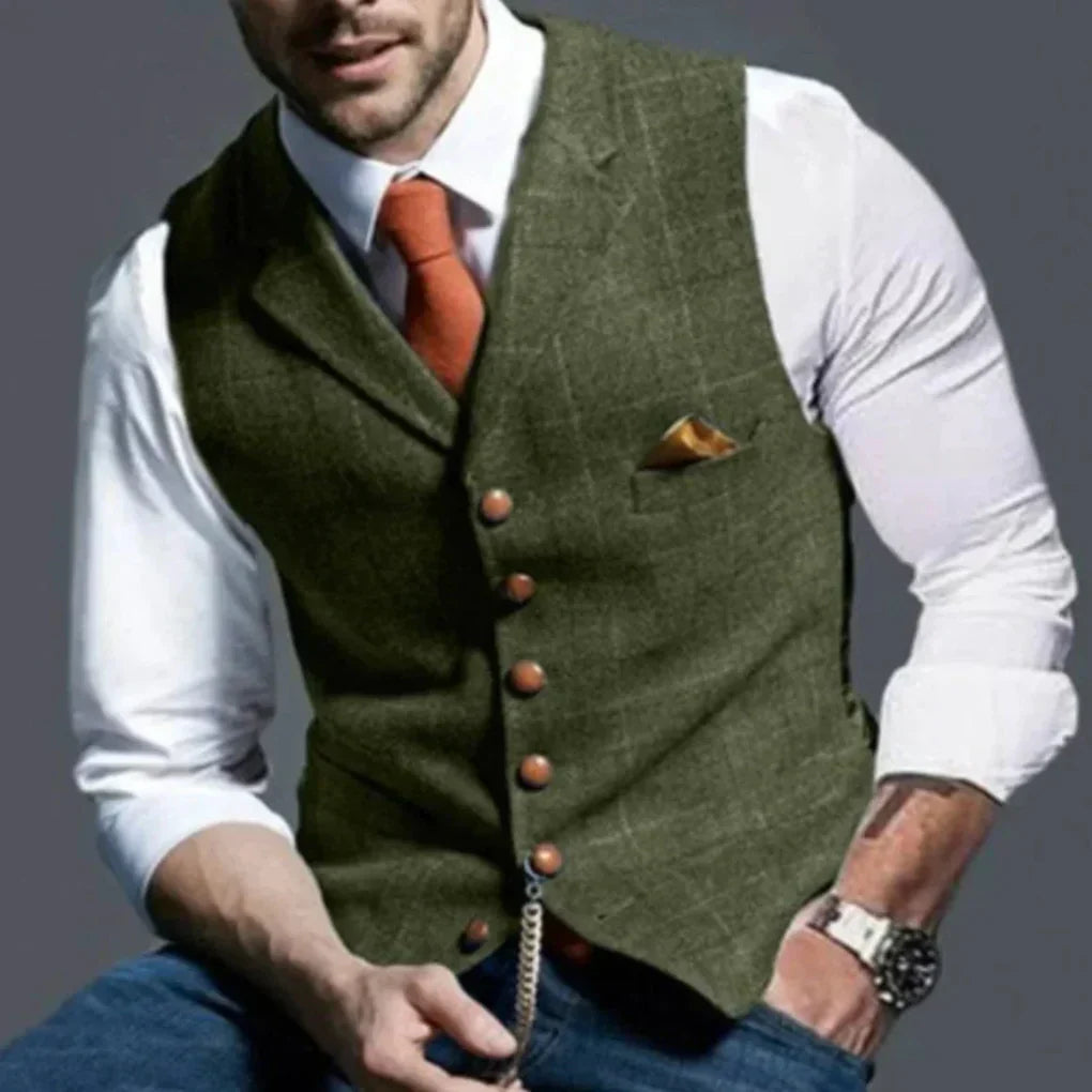 Achteraanzicht van klassiek herenvest, semi-formeel en comfortabel, een stijlvolle toevoeging aan mannenkleding.