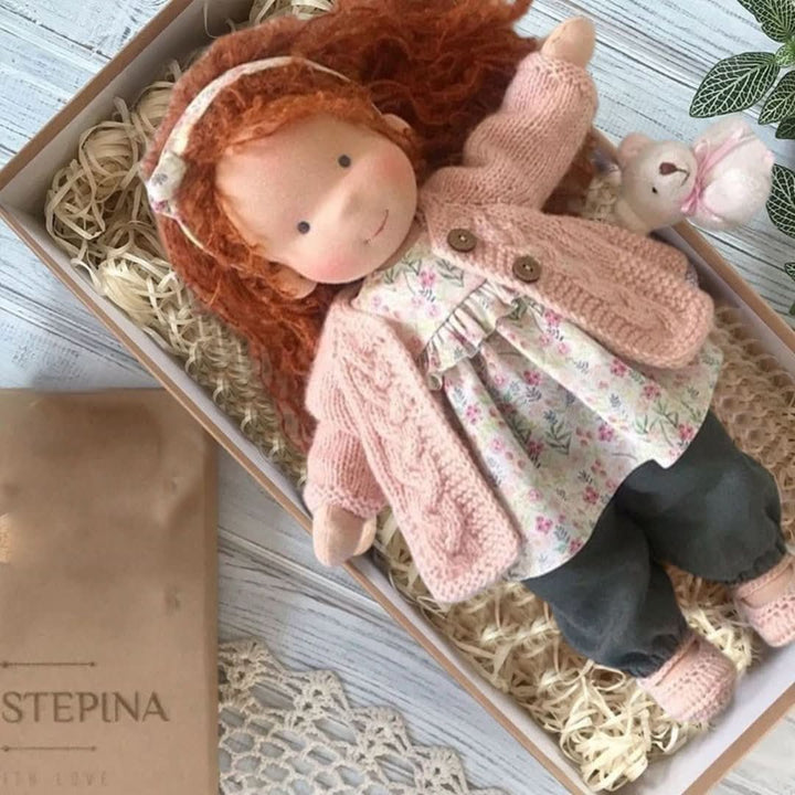 Milieuvriendelijke Waldorf pop, handgemaakt van duurzame, natuurlijke stoffen. Veilig voor kinderen.