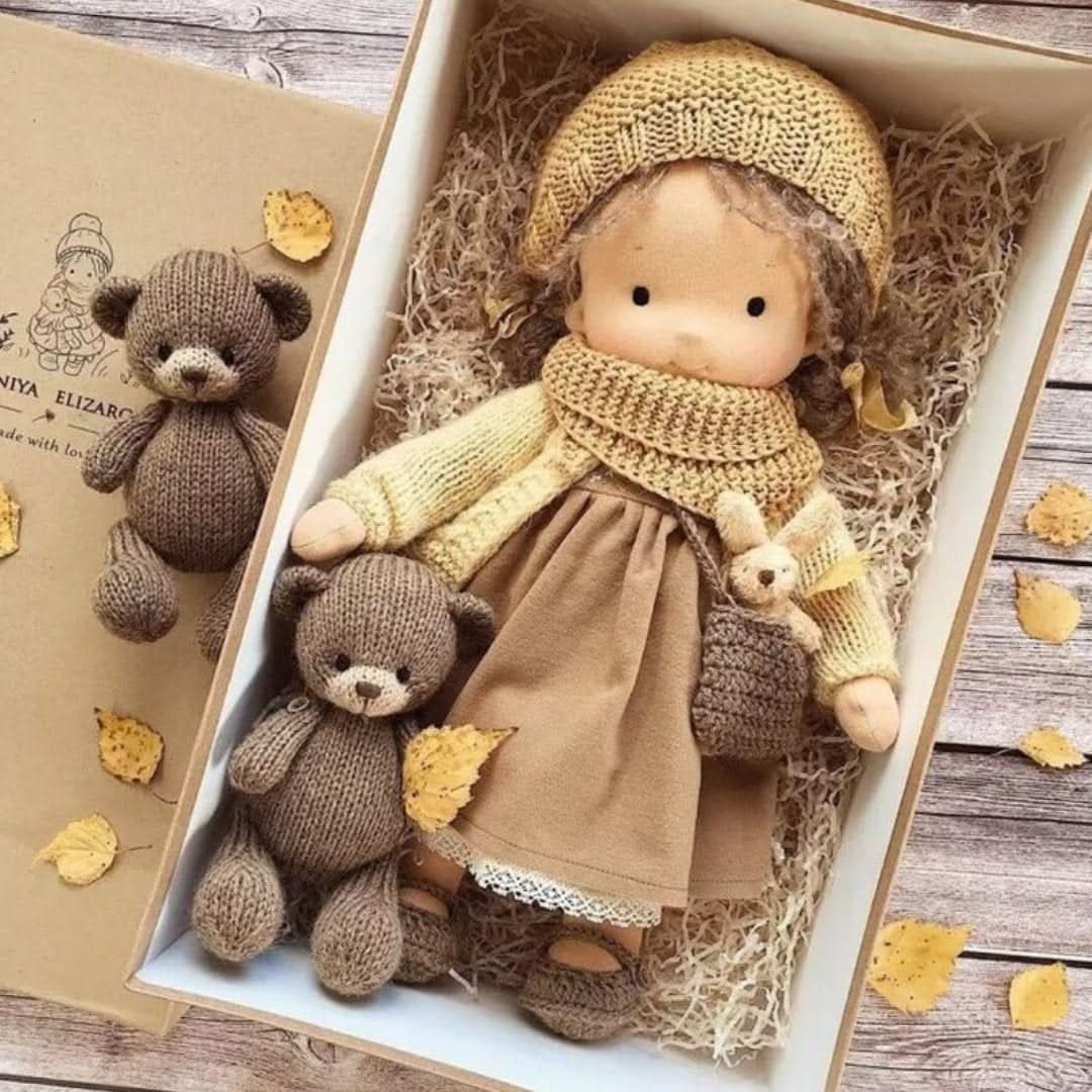 Eenvoudige, natuurlijke Waldorf pop stimuleert kinderlijke verbeelding. Handgemaakt en veilig speelgoed.