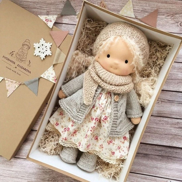 Duurzame handgemaakte Waldorf pop (30 cm) van natuurlijke stoffen, een generatie lang plezier voor kinderen.