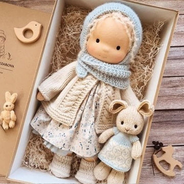Zachte handgemaakte Waldorf knuffelpop (30 cm) van natuurlijke materialen, veilig speelgoed voor alle kinderen.