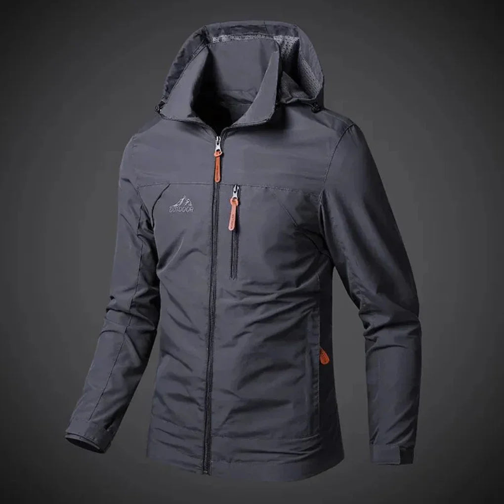 Actieve man in sportief waterdicht windjack. Perfecte lichtgewicht jas voor wandelen, fietsen en reizen.
