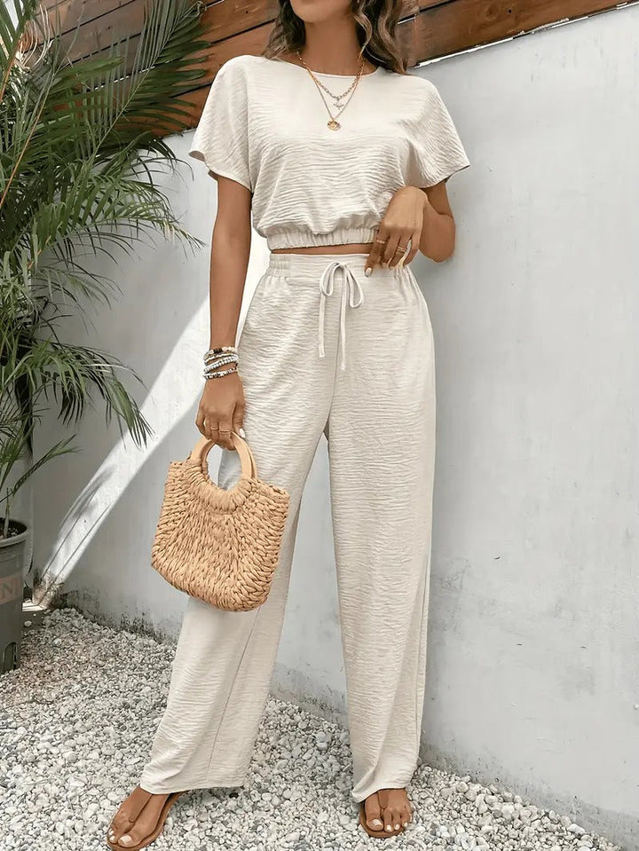 Veelzijdige tweedelige dames zomerset met modieuze vleermuismouwen top en comfortabele broek.