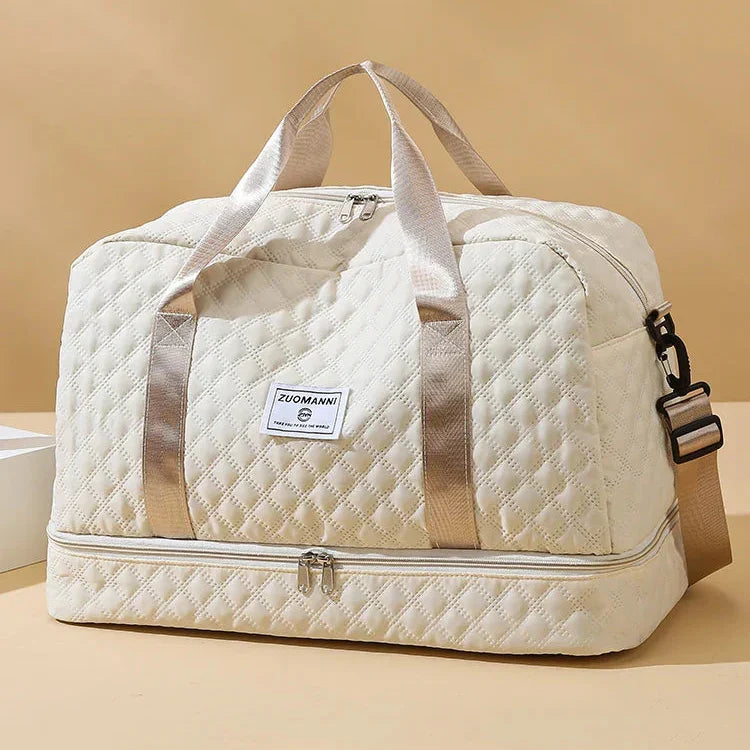 Unisex weekendtas van nylon met ruim hoofdcompartiment, perfect voor korte reizen en sport.