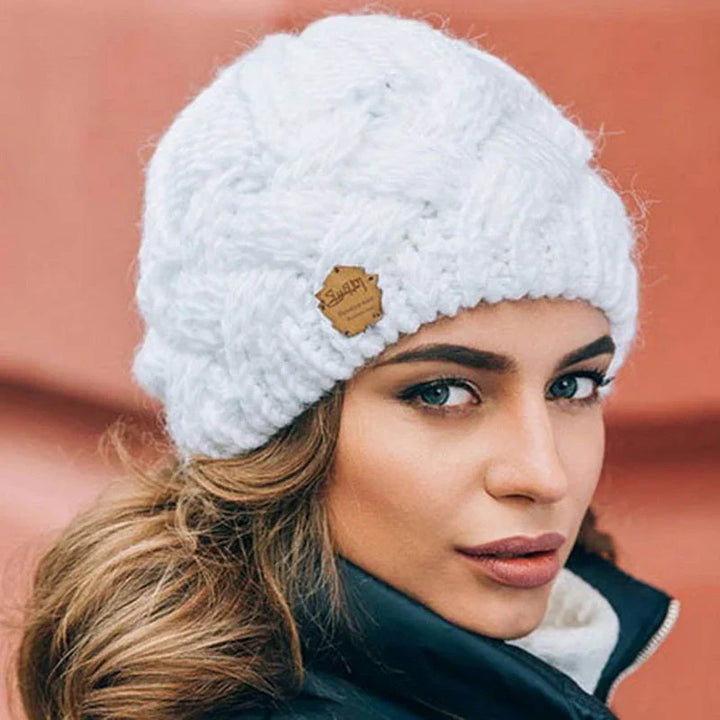 Warme gebreide damesmuts "Elena". Comfortabele winter beanie, geschikt als stijlvol cadeau voor vrouwen.