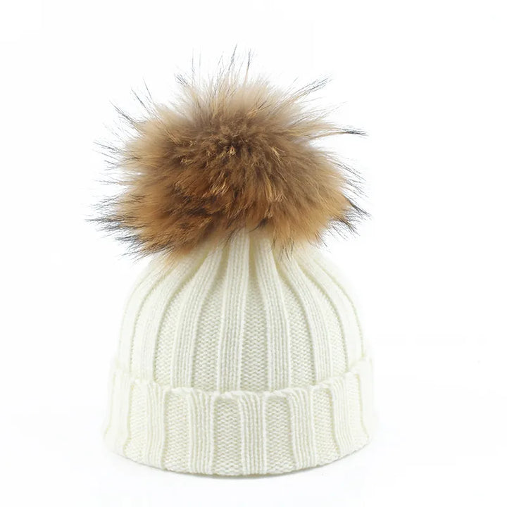 Warme Felina gebreide muts met zachte pompon. Essentieel mode accessoire voor dames in de wintermode.