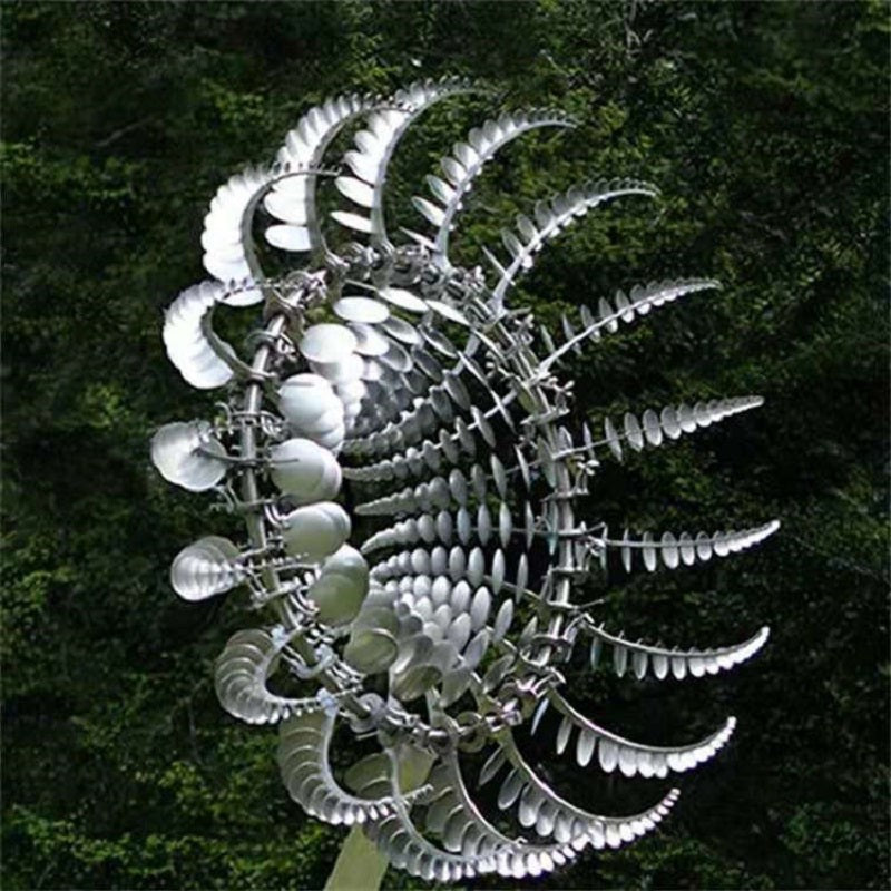 Kinetische tuin windspinner van roestvrij metaal voor sfeervolle tuindecoratie. Draait prachtig in de wind.