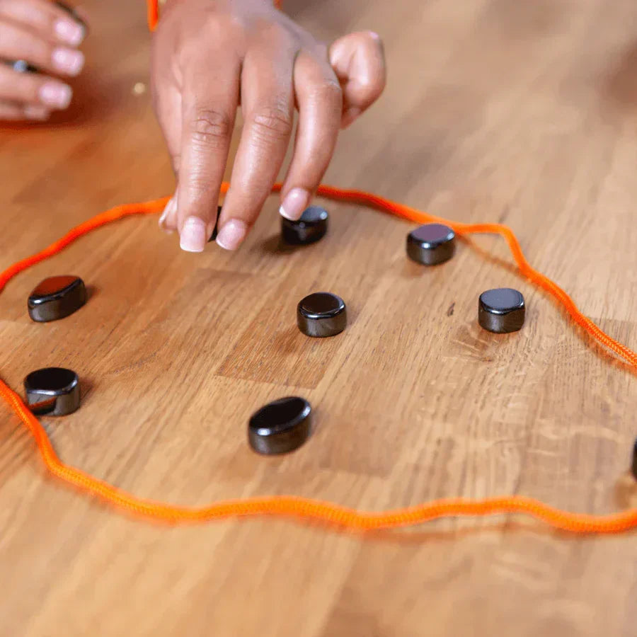 Mooi compact magnetisch schaakspel, ideaal cadeau. Een draagbaar bordspel voor uren speelplezier, thuis of op reis.